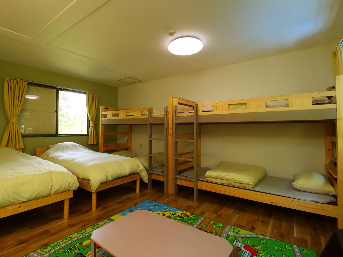 【ห้องพัก 6 คน พร้อมห้องน้ำและสุขาในตัว】