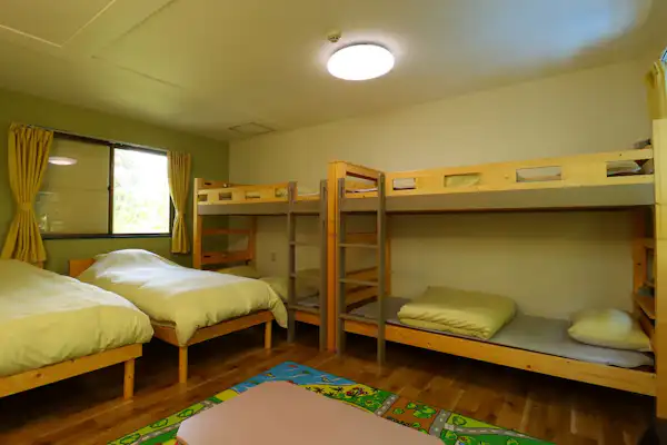 【ห้องพัก 6 คน พร้อมห้องน้ำและสุขาในตัว】