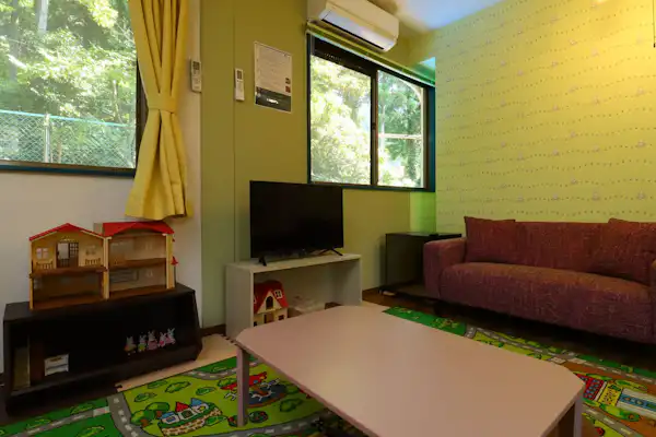 【ห้องพัก 6 คน พร้อมห้องน้ำและสุขาในตัว】
