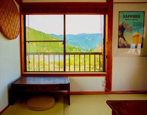 茶畑の景色を眺めながら畳の上で寛げます