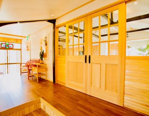 玄関からリビングへのアプローチ