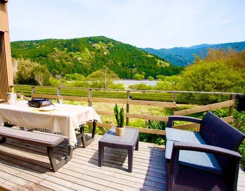 朝の澄んだ空気を感じられる外テーブル