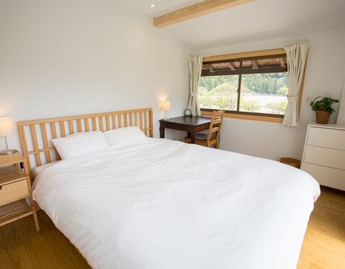 クイーンサイズのベッドルーム