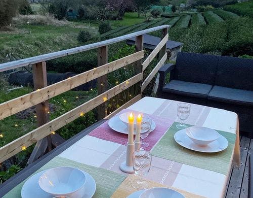 モーニングも楽しめるアウトドアテーブル