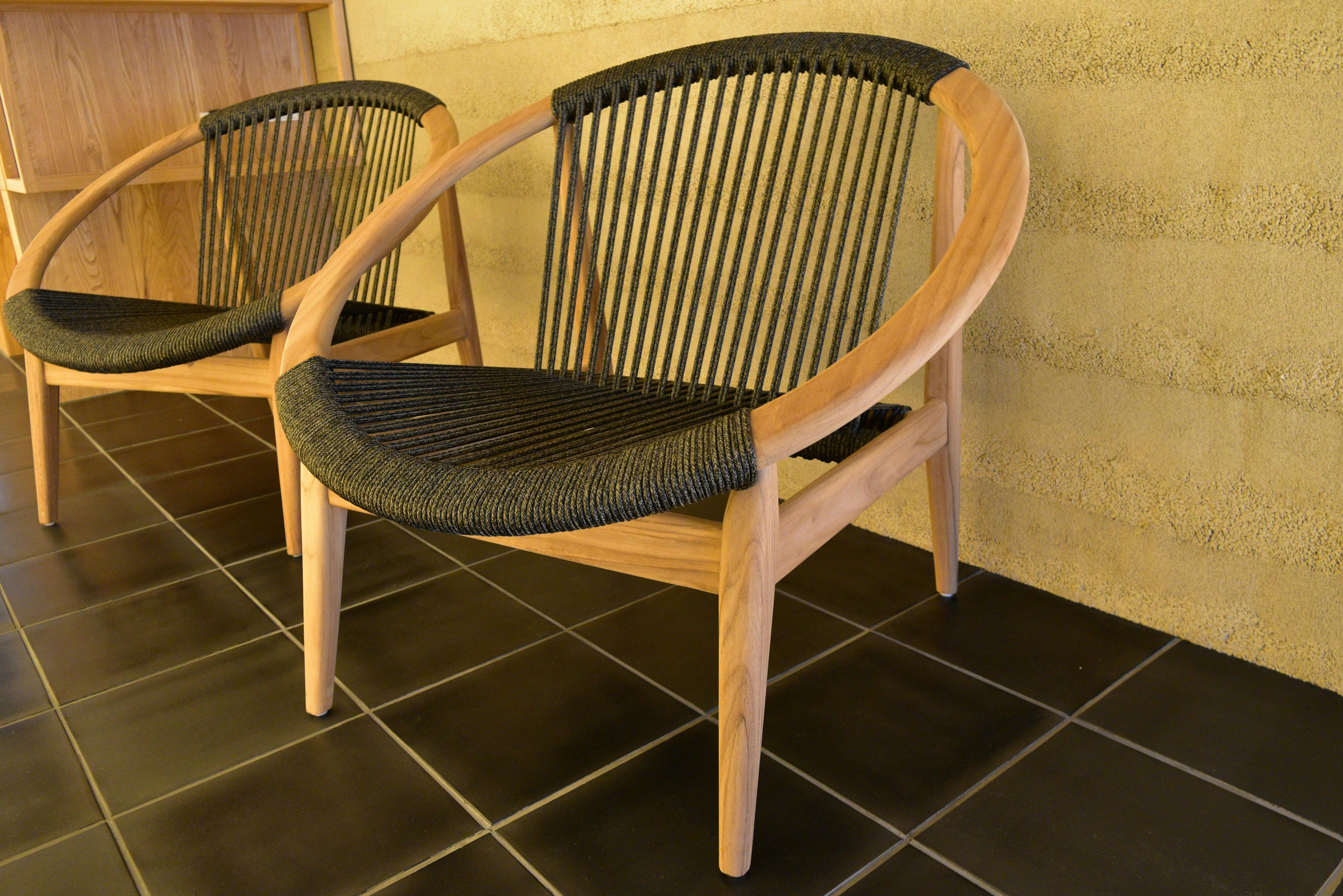 บริเวณใกล้อ่างอาบน้ำมีเก้าอี้พักผ่อนครบครัน