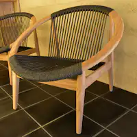 บริเวณใกล้อ่างอาบน้ำมีเก้าอี้พักผ่อนครบครัน