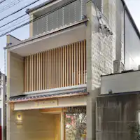 สิ่งอำนวยความสะดวกแบบสามชั้น