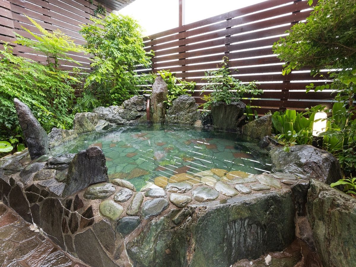 อ่างอาบน้ำกลางแจ้งบนดาดฟ้า