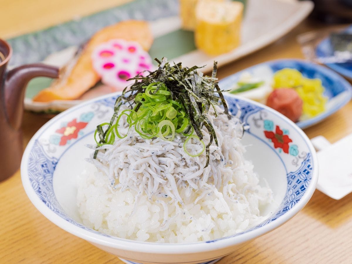 อาหารเช้าแบบญี่ปุ่นพร้อม 'ชิราสุ' ของขึ้นชื่อจากโคจิ