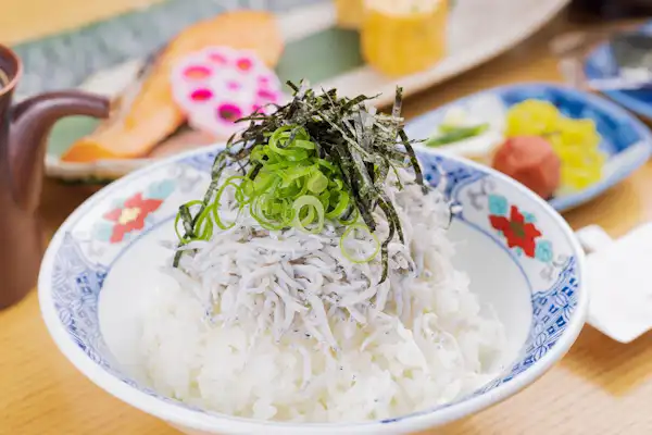 อาหารเช้าแบบญี่ปุ่นพร้อม 'ชิราสุ' ของขึ้นชื่อจากโคจิ