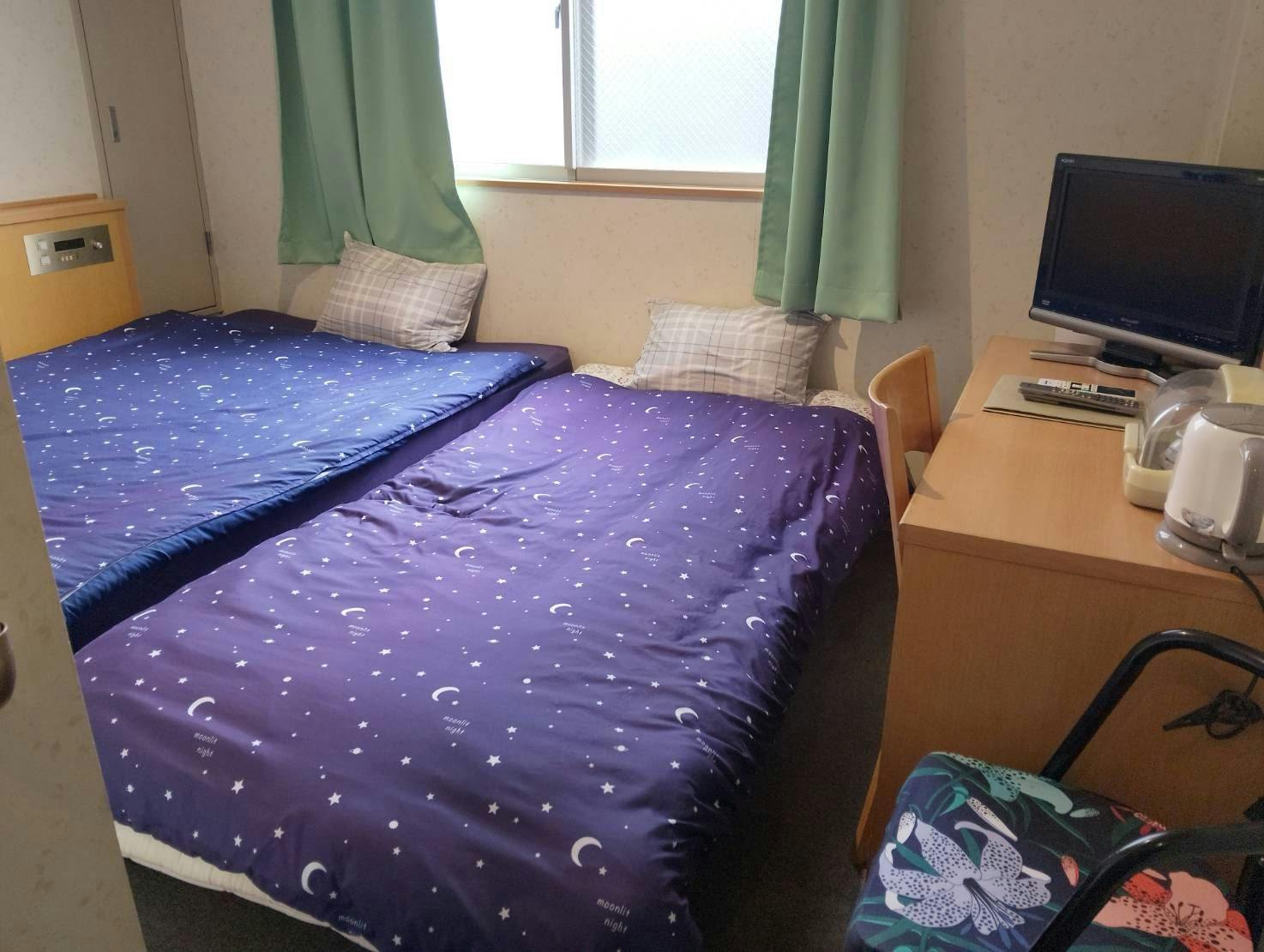 ห้องสไตล์ตะวันตกขนาด 6.5 เสื่อทาทามิ พร้อมเตียงดับเบิลและเตียงเดี่ยว