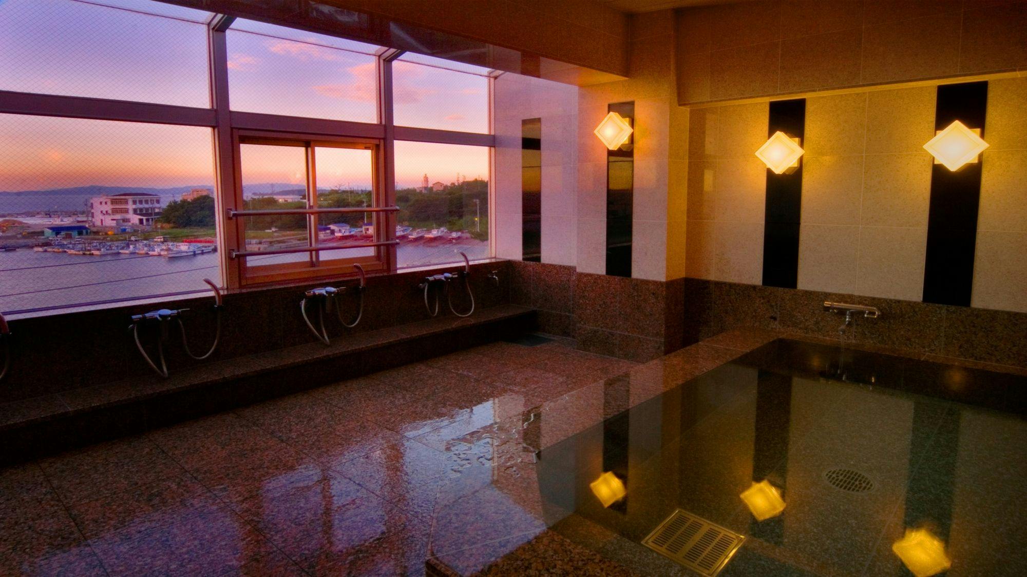 가장 아름다운 시간대의 대중 목욕탕.