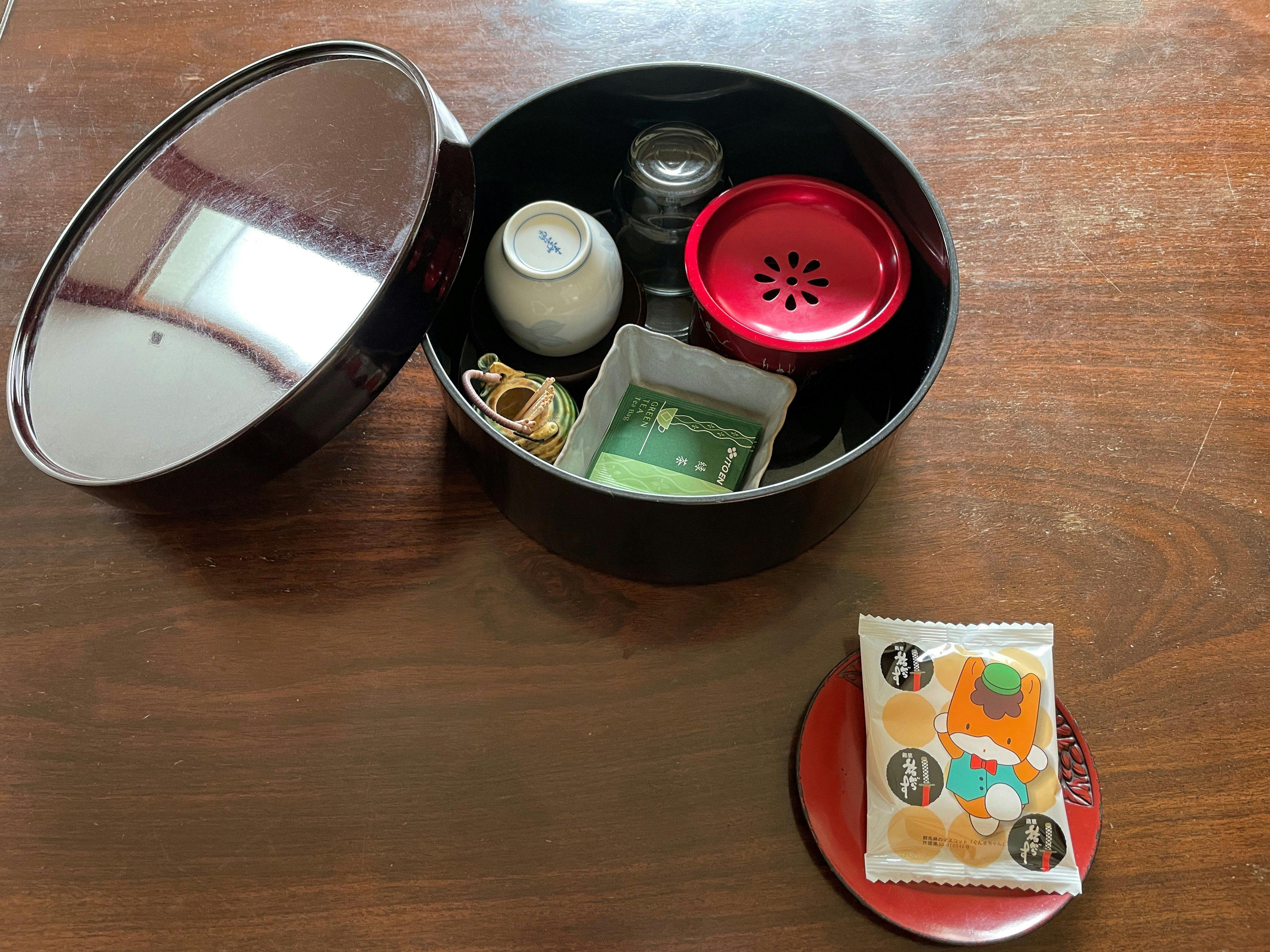 ชุดน้ำชาบนโต๊ะในห้องพัก