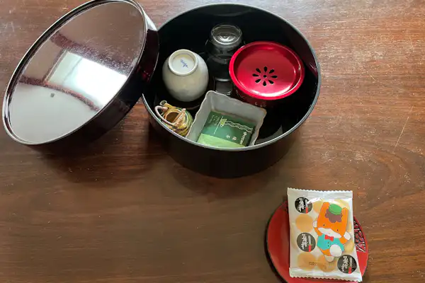 ชุดน้ำชาบนโต๊ะในห้องพัก