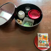 ชุดน้ำชาบนโต๊ะในห้องพัก