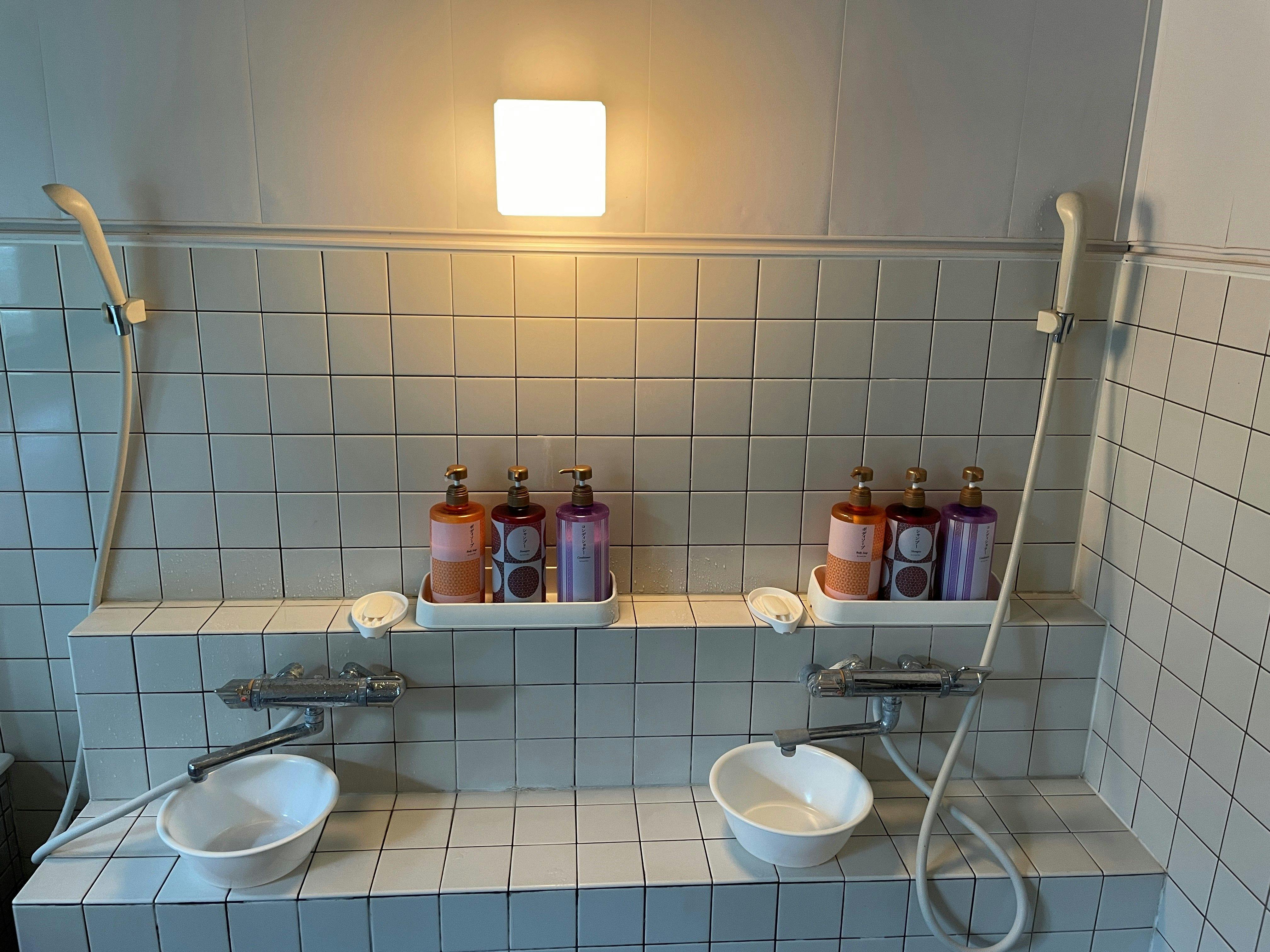 ฝักบัวและก๊อกน้ำในห้องน้ำ