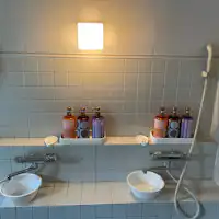 ฝักบัวและก๊อกน้ำในห้องน้ำ