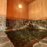 น้ำพุร้อน น้ำมีลักษณะเหนียวเล็กน้อย.