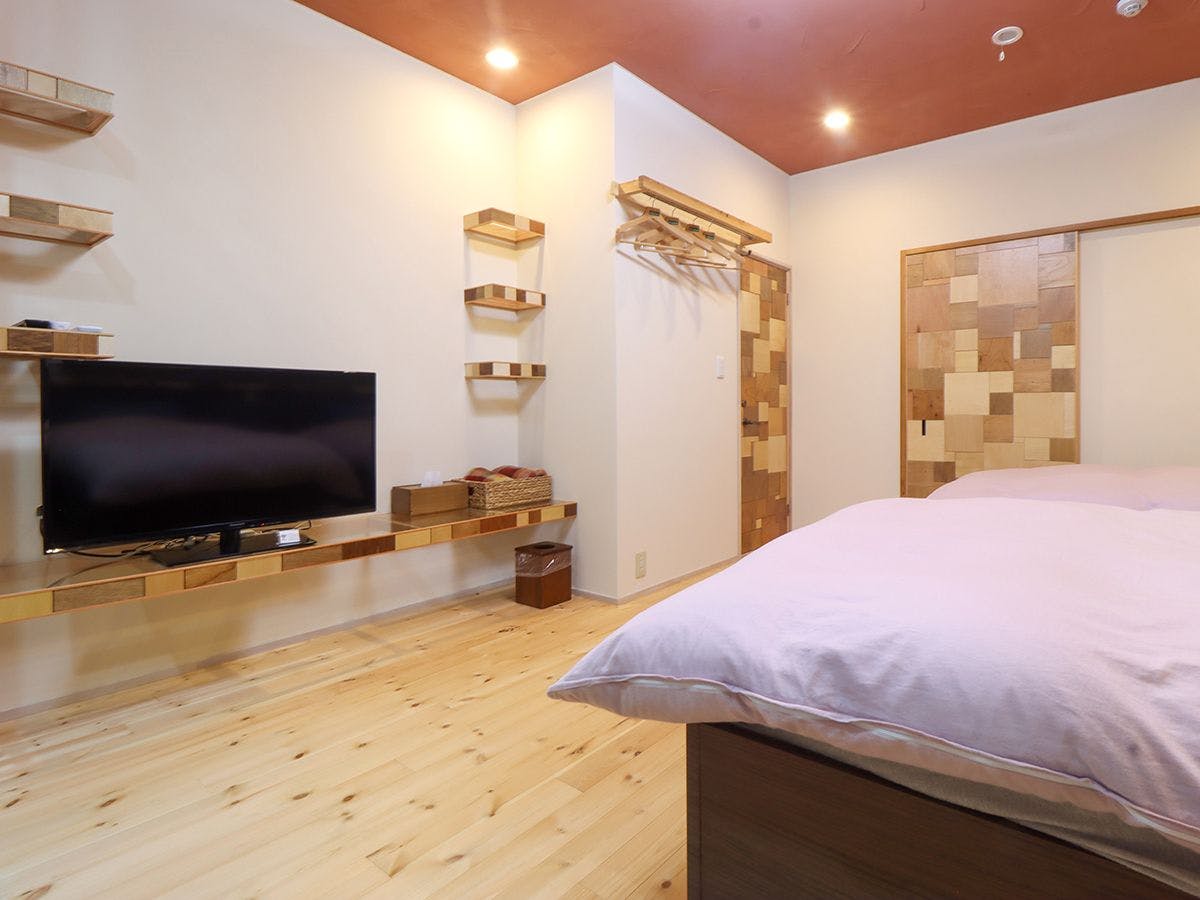 ห้องพักที่ตกแต่งด้วยแผงโมเสคไม้.