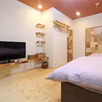 ห้องพักที่ตกแต่งด้วยแผงโมเสคไม้.