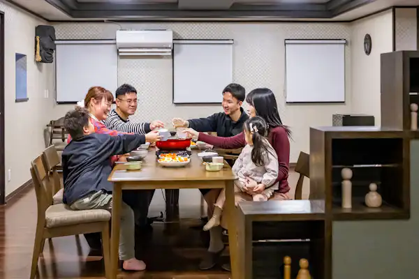 ห้องอาหารสำหรับสังสรรค์ที่เต็มไปด้วยรอยยิ้ม