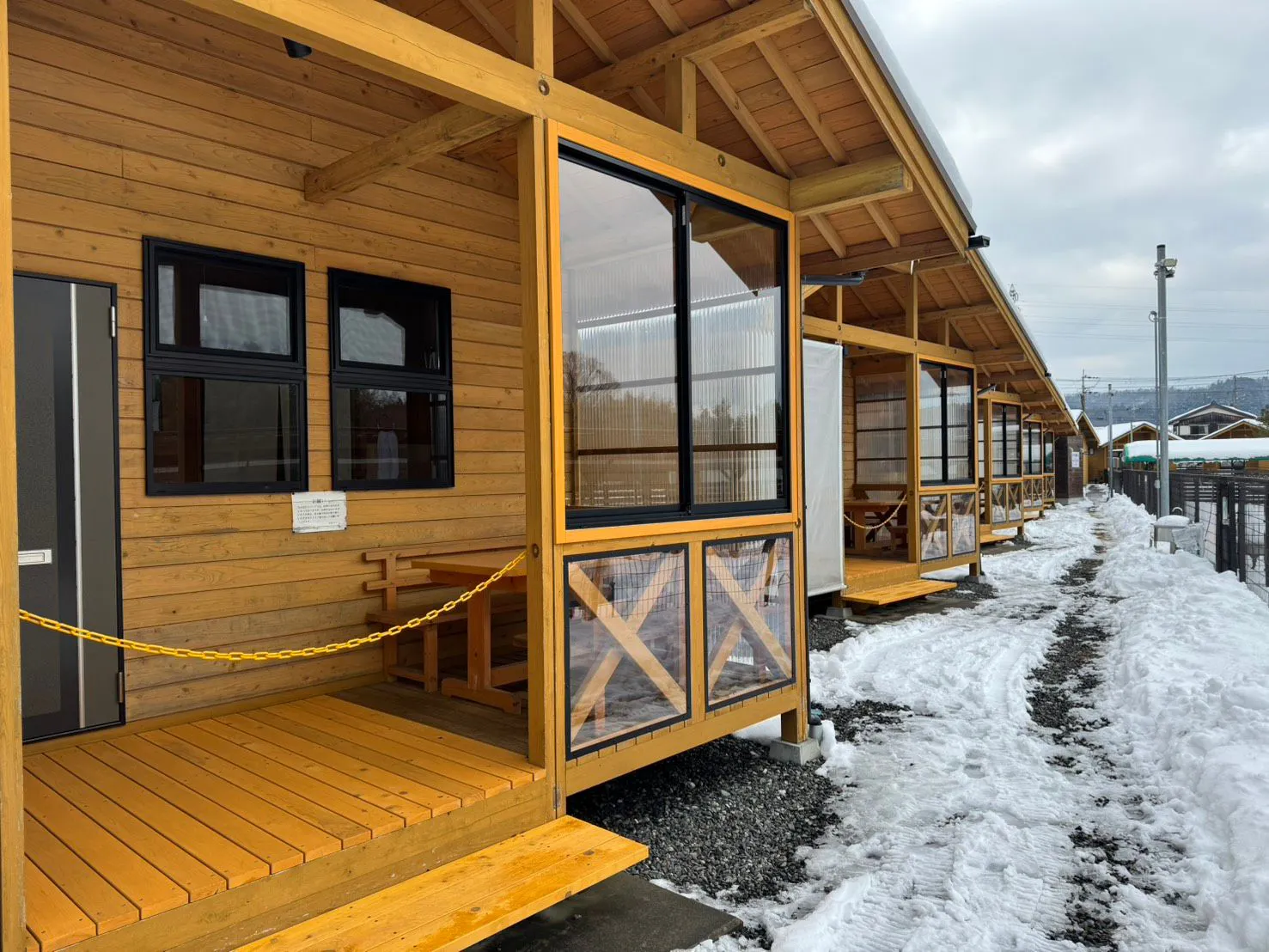 คอทเทจ A～E พร้อมระเบียงไม้