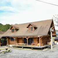 ภายนอกบ้านไม้ซุง