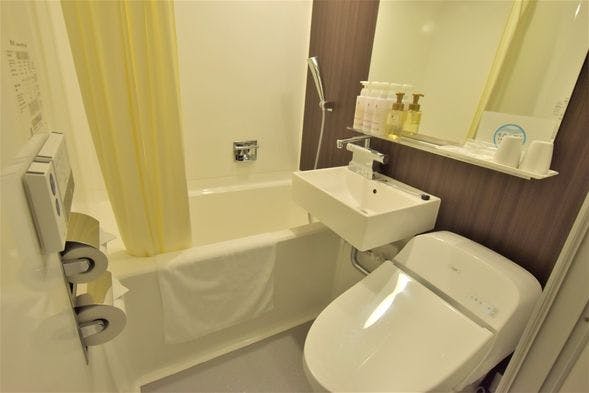 Kamar mandi unit dengan tempat tidur ganda
