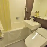 Kamar mandi unit dengan tempat tidur ganda