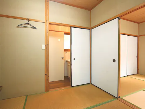 ห้องพักหมายเลข 13 (6 เสื่อ + อ่างล้างหน้า + พร้อมครัว)