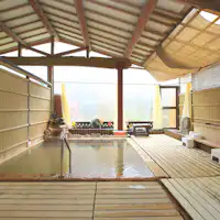 ห้องอาบน้ำในร่มพร้อมบ่อน้ำพุร้อนกลางแจ้ง