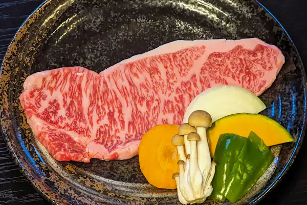 Sirloin Wagyu Oita gred A4 atau lebih tinggi