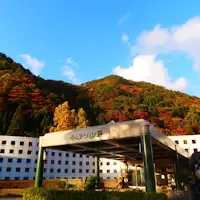 【อาคารหลัก】ตั้งอยู่ในทำเลที่เงียบสงบท่ามกลางธรรมชาติ