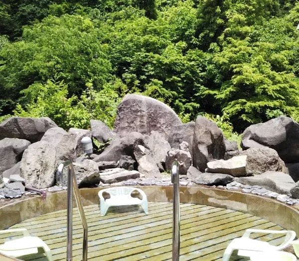 ออนเซ็นกลางแจ้งที่ล้อมรอบด้วยธรรมชาติอันยิ่งใหญ่