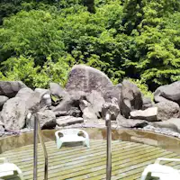 ออนเซ็นกลางแจ้งที่ล้อมรอบด้วยธรรมชาติอันยิ่งใหญ่