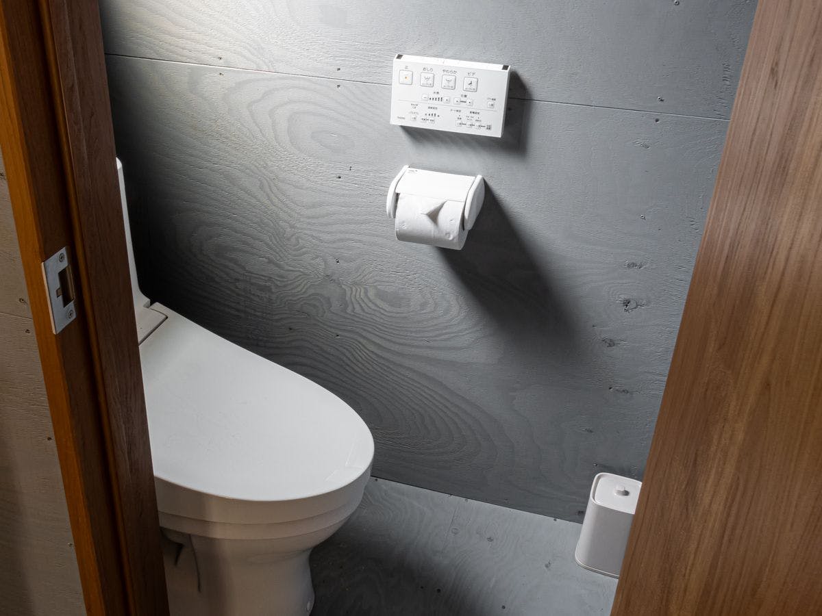 ห้องน้ำพร้อมฝักบัวน้ำอุ่นภายในวิลล่า