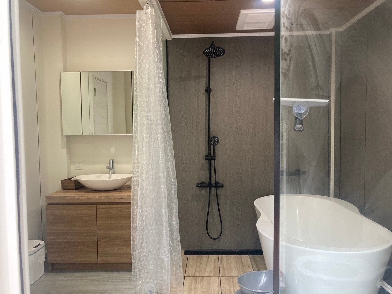 พื้นที่อ่างล้างหน้าและห้องอาบน้ำภายในคอทเทจ