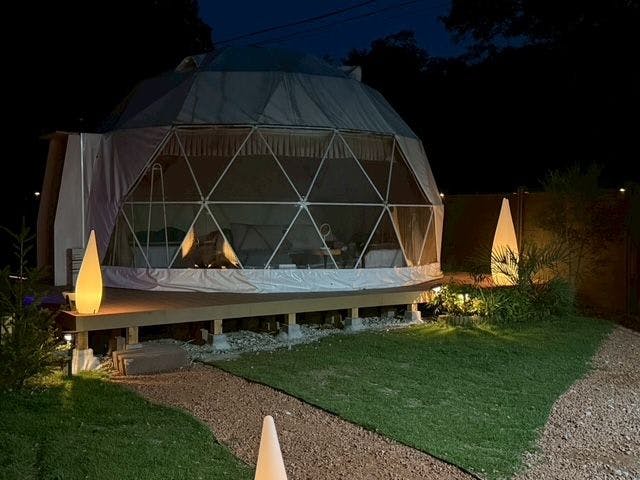 ภายในสิ่งอำนวยความสะดวกมีการประดับไฟในยามค่ำคืน