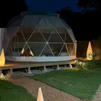 設施內的夜晚有燈光裝飾