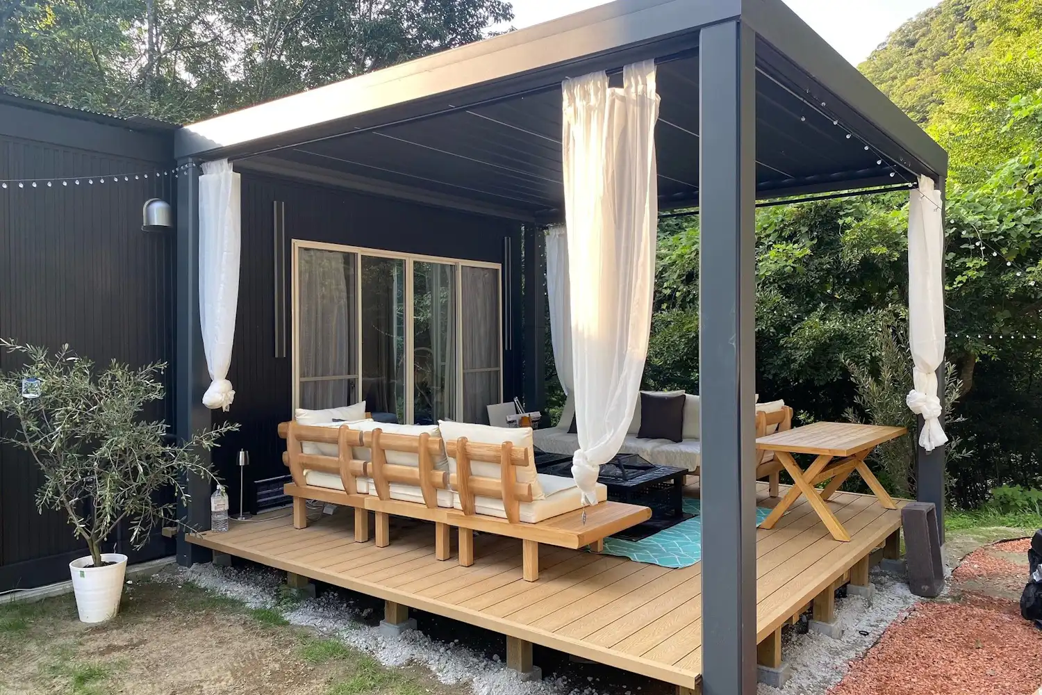 在小木屋的露臺上享受烤肉樂趣