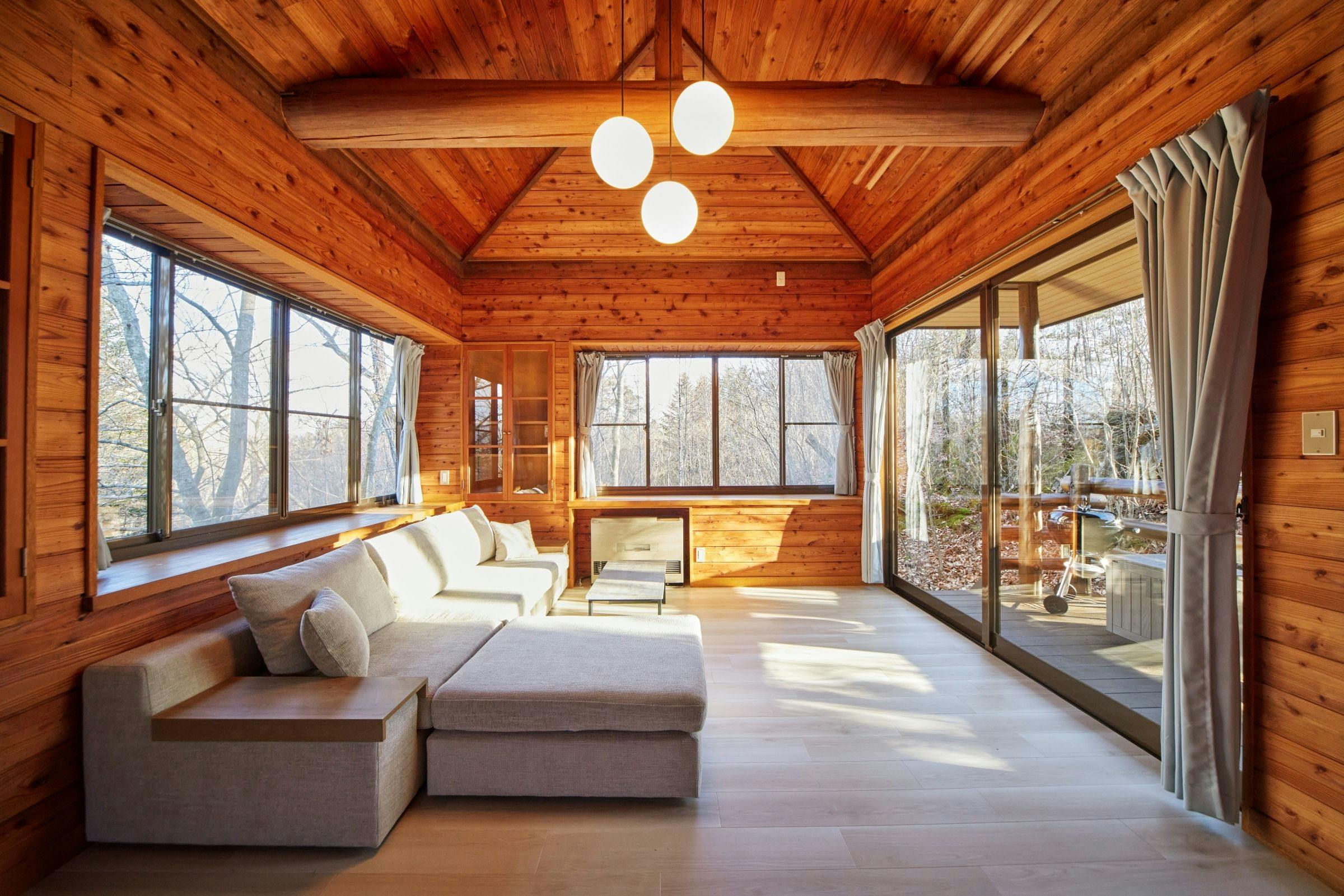 ห้องนั่งเล่นที่แสงแดดส่องถึง