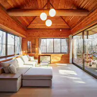 ห้องนั่งเล่นที่แสงแดดส่องถึง