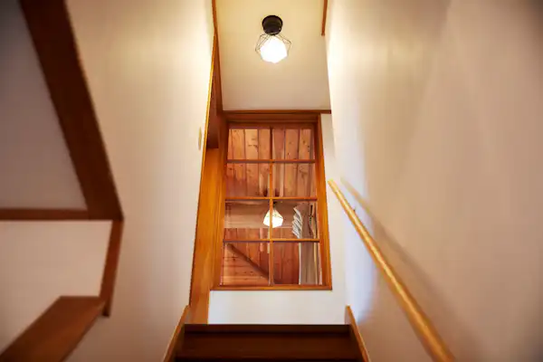 บันไดจากชั้นหนึ่งไปยังห้องนั่งเล่น