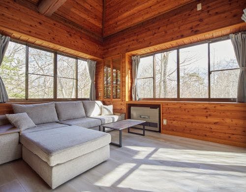 日が差し込むリビングルーム