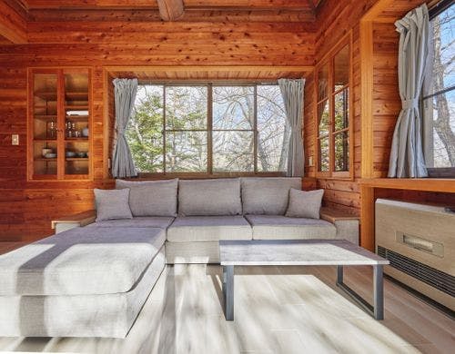 日が差し込むリビングルーム