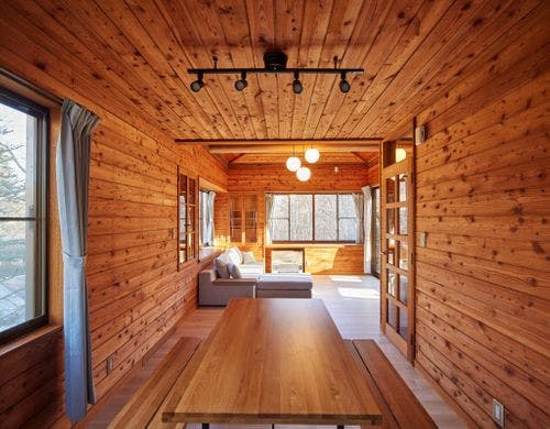 ダイニングスペースから臨むリビング