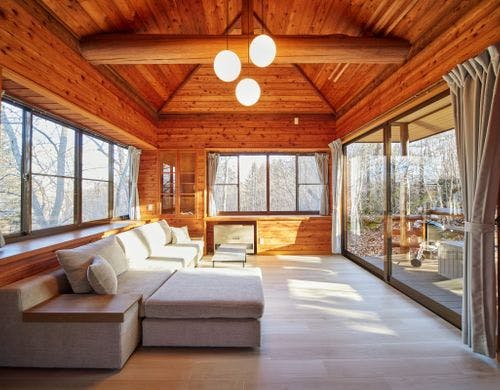 日が差し込むリビングルーム