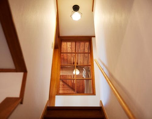 1階からリビングへ続く階段