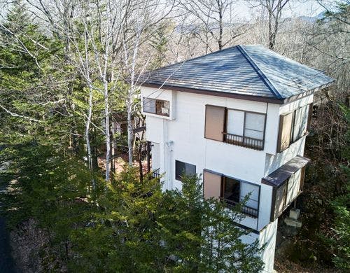 木々に囲まれる一棟貸しコテージ