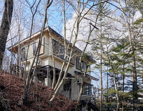 木々に囲まれる一棟貸しコテージ。